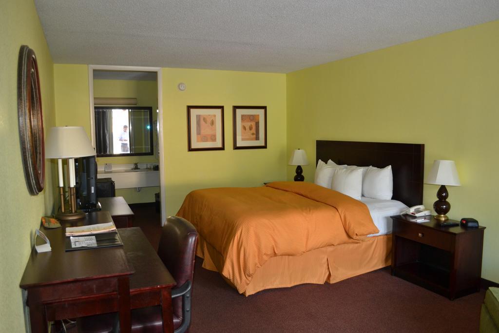 Clarion Inn Brunswick Pokoj fotografie